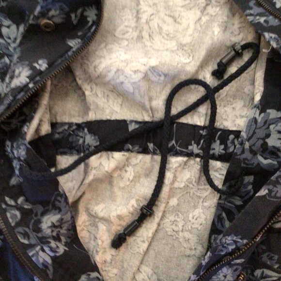 By Miami for Francescas EUC Floral denim jacket md - Picture 7 of 7